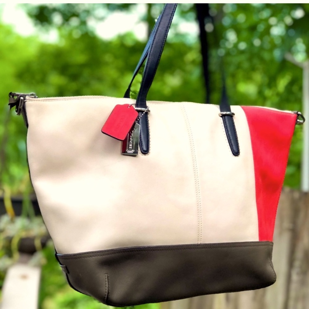 COACH - zip top Satchel Tote - like new